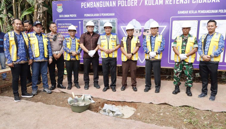 Pemkab Tangerang bangun Polder Cibadak di Cikupa untuk atasi banjir tahunan. Proyek ini jadi solusi jangka panjang bagi 7 desa terdampak.