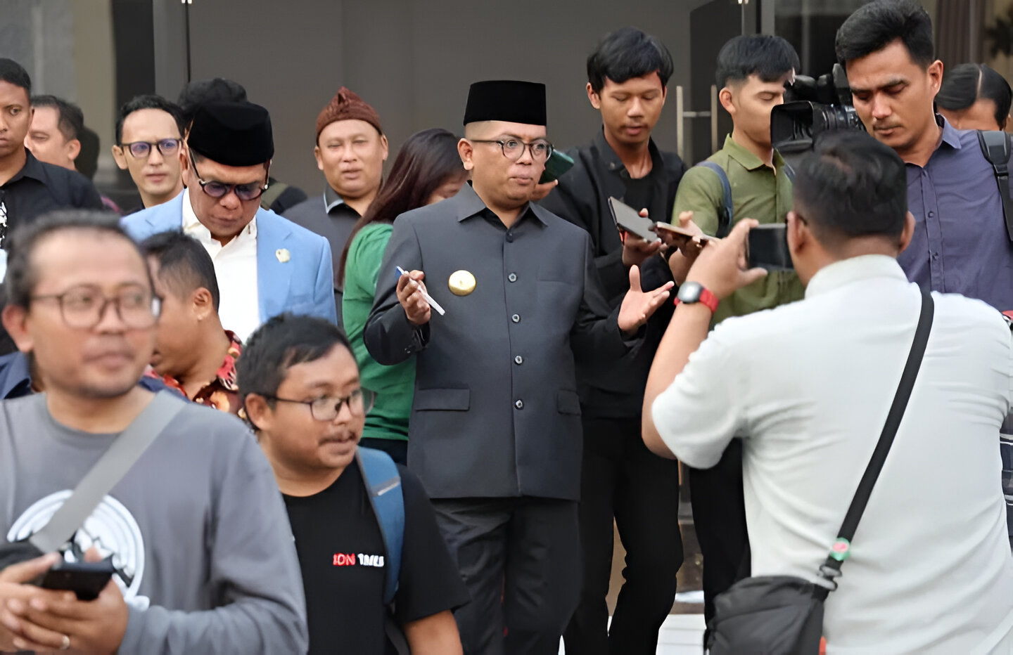 Gubernur Banten, Andra Soni, berkomitmen untuk memperkuat PT Bank Pembangunan Daerah Banten melalui usulan Raperda Penyertaan Modal.