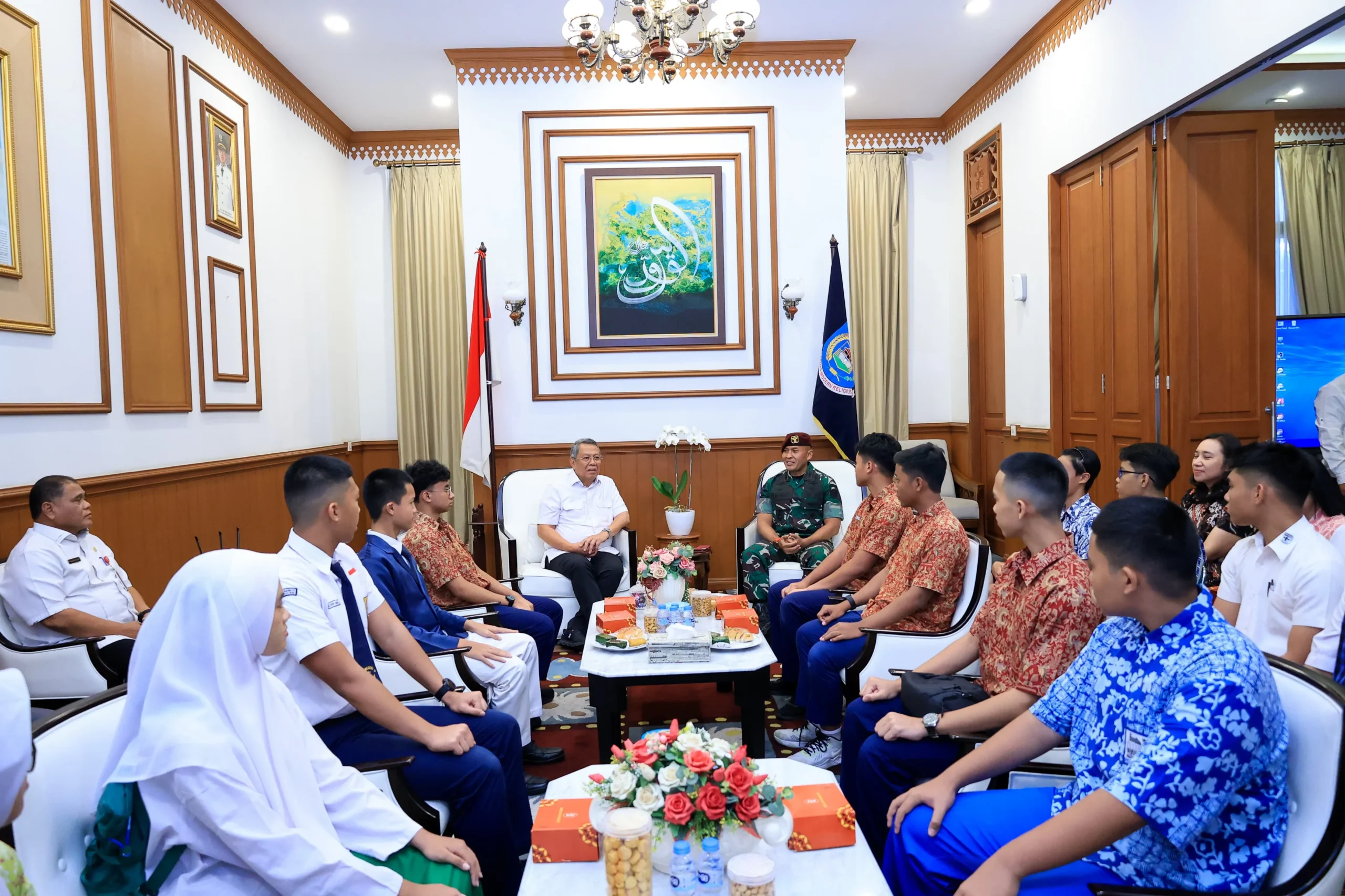 21 siswa Tangsel lolos SMA Taruna Nusantara. Wali Kota Benyamin beri apresiasi dan pesan kepemimpinan untuk masa depan mereka.