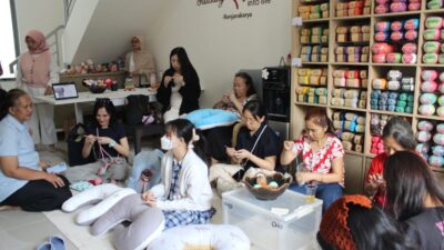 Ikuti workshop merajut topi beanie oleh Renjanakarya untuk mendukung anak-anak di RSCM dalam kampanye #StitchandSerenity