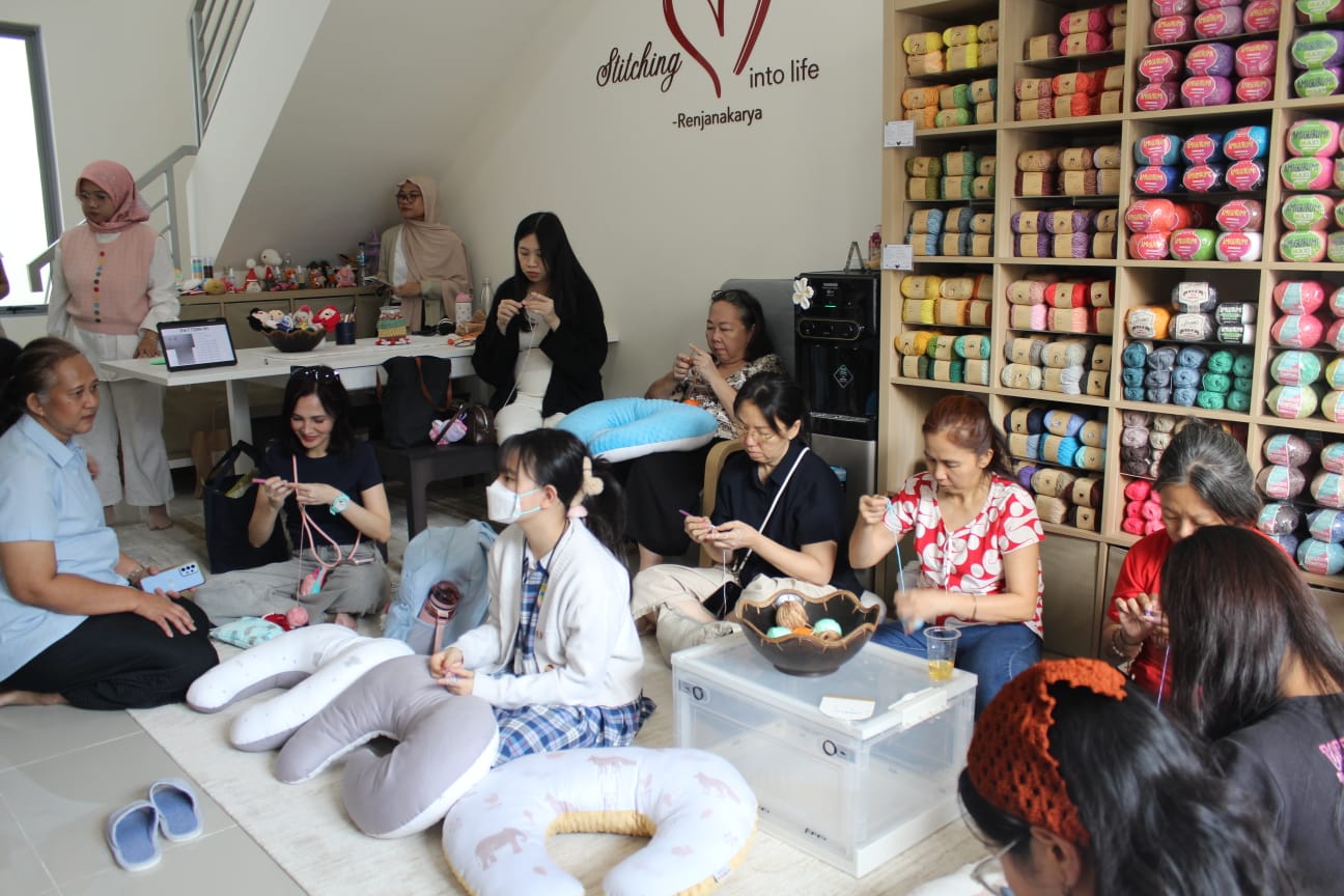 Ikuti workshop merajut topi beanie oleh Renjanakarya untuk mendukung anak-anak di RSCM dalam kampanye #StitchandSerenity