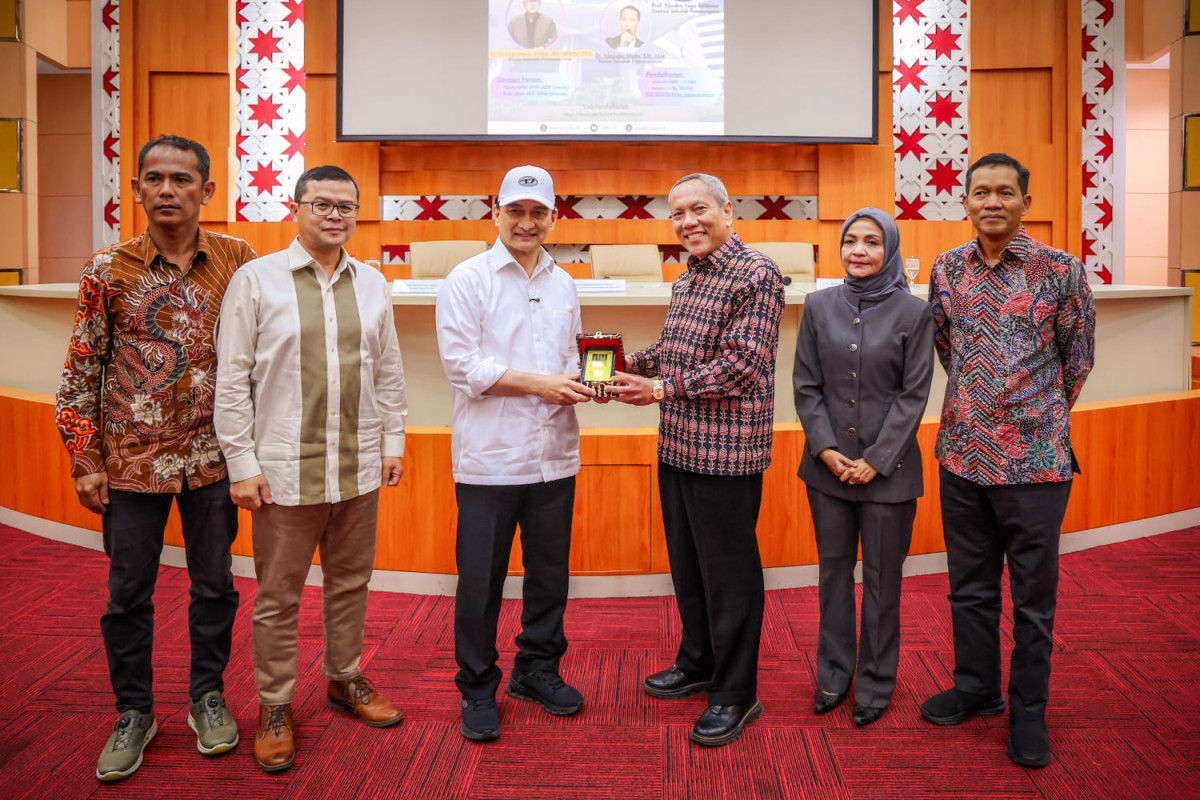 Wakil Gubernur Banten menjadi Dosen Tamu dalam kuliah umum di Universitas Yarsi, membahas manajemen kesehatan dari perspektif hukum.