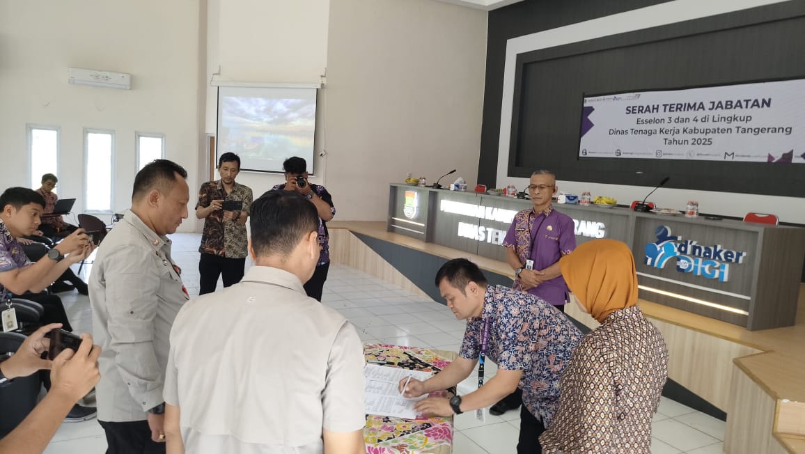 Kepala Disnaker Rudi Lesmana sambut Hendra sebagai Kabid Hubungan Industrial, menggantikan Desyanti di Disnaker Kabupaten Tangerang.