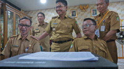 Wali Kota Tangerang, H. Sachrudin, tinjau pelaksanaan SPMB 2025/2026 di SMPN 1, pastikan proses berjalan transparan dan adil.