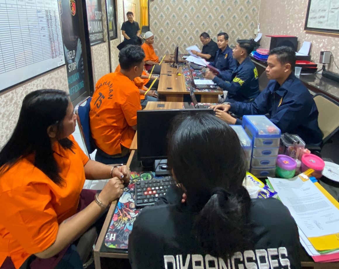 Polda Banten ungkap kasus perdagangan orang di Rajeg, amankan para tersangka dan korban yang dieksploitasi di rumah kos.