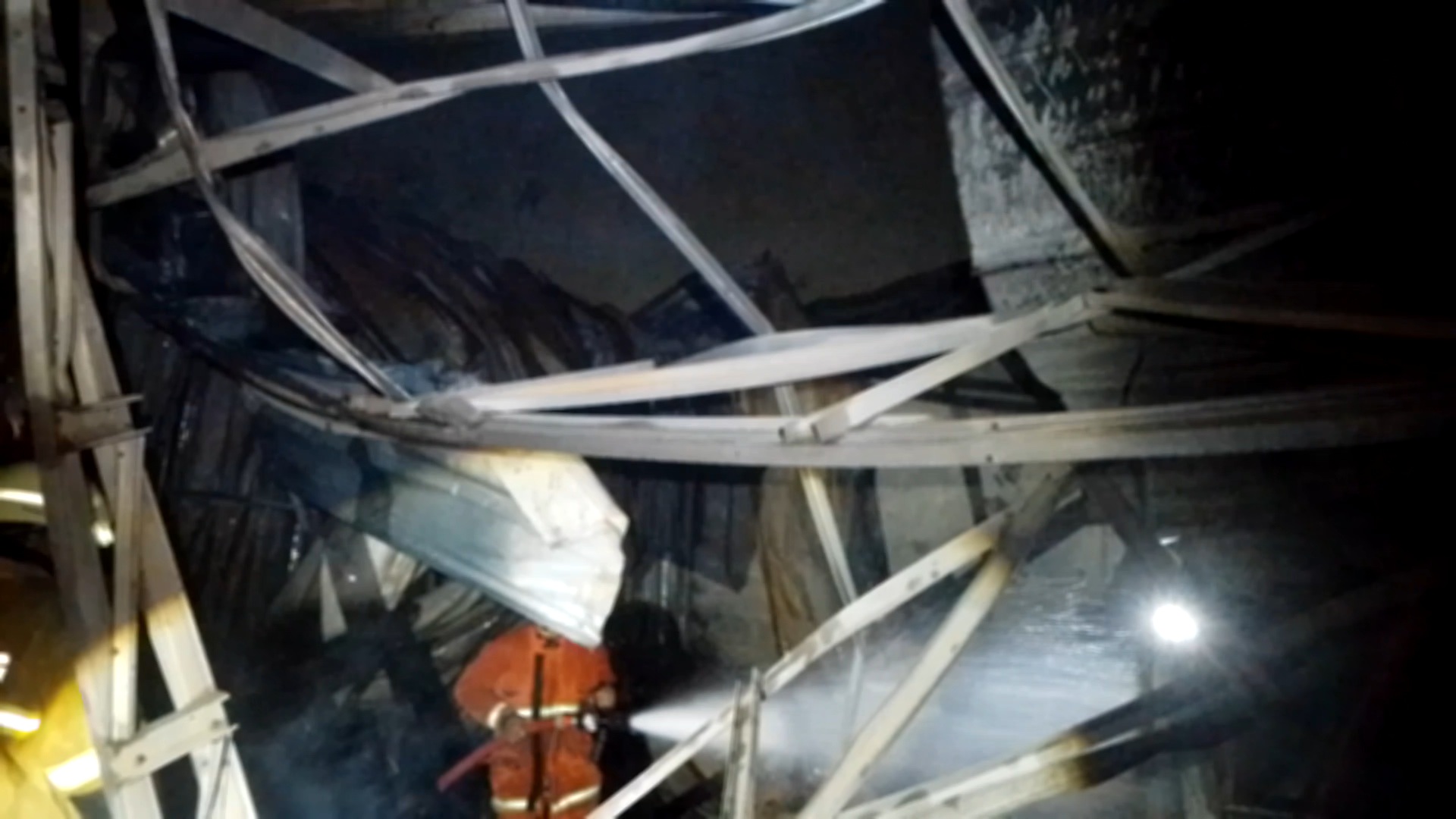 Toko Beras di Pintu Air Kinjin Kota Tangerang Ludes Terbakar