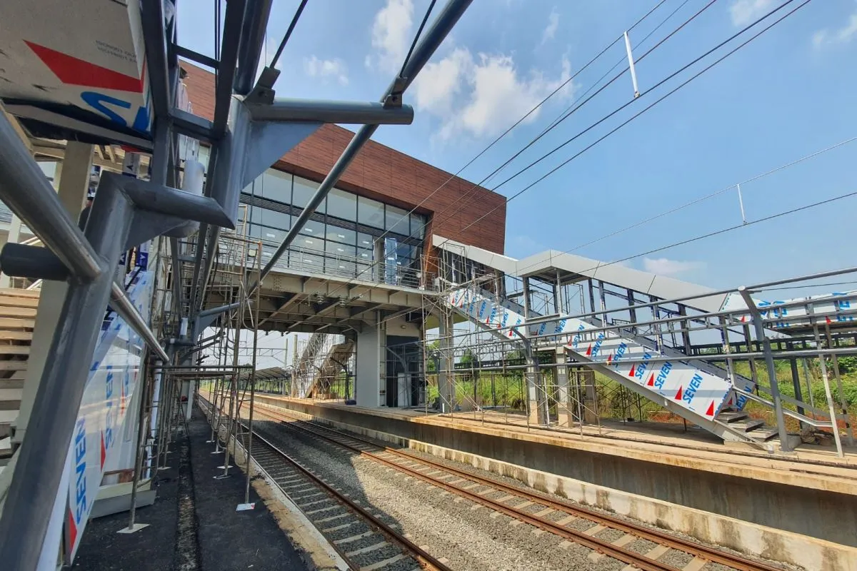 KAI Group terus memperkuat posisinya sebagai pelopor transformasi layanan transportasi publik nasional. Salah satu wujud nyata komitmen tersebut adalah mendukung dalam program pembangunan Stasiun Jatake, stasiun baru di lintas Tanah Abang–Rangkasbitung yang tidak hanya memperluas jangkauan layanan Commuter Line yang dikelola KAI Commuter, tetapi juga menghadirkan konsep baru stasiun terintegrasi yang terkoneksi langsung dengan pusat perbelanjaan.