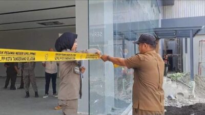 Satpol PP Tangsel segel bangunan showroom di Cipayung karena renovasi tanpa izin PBG. Tindakan tegas demi tegaknya aturan.