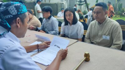 Disdukcapil Tangsel catat pernikahan 20 pasangan non-muslim. Langkah ini tegaskan pentingnya legalitas dan dokumen kependudukan.