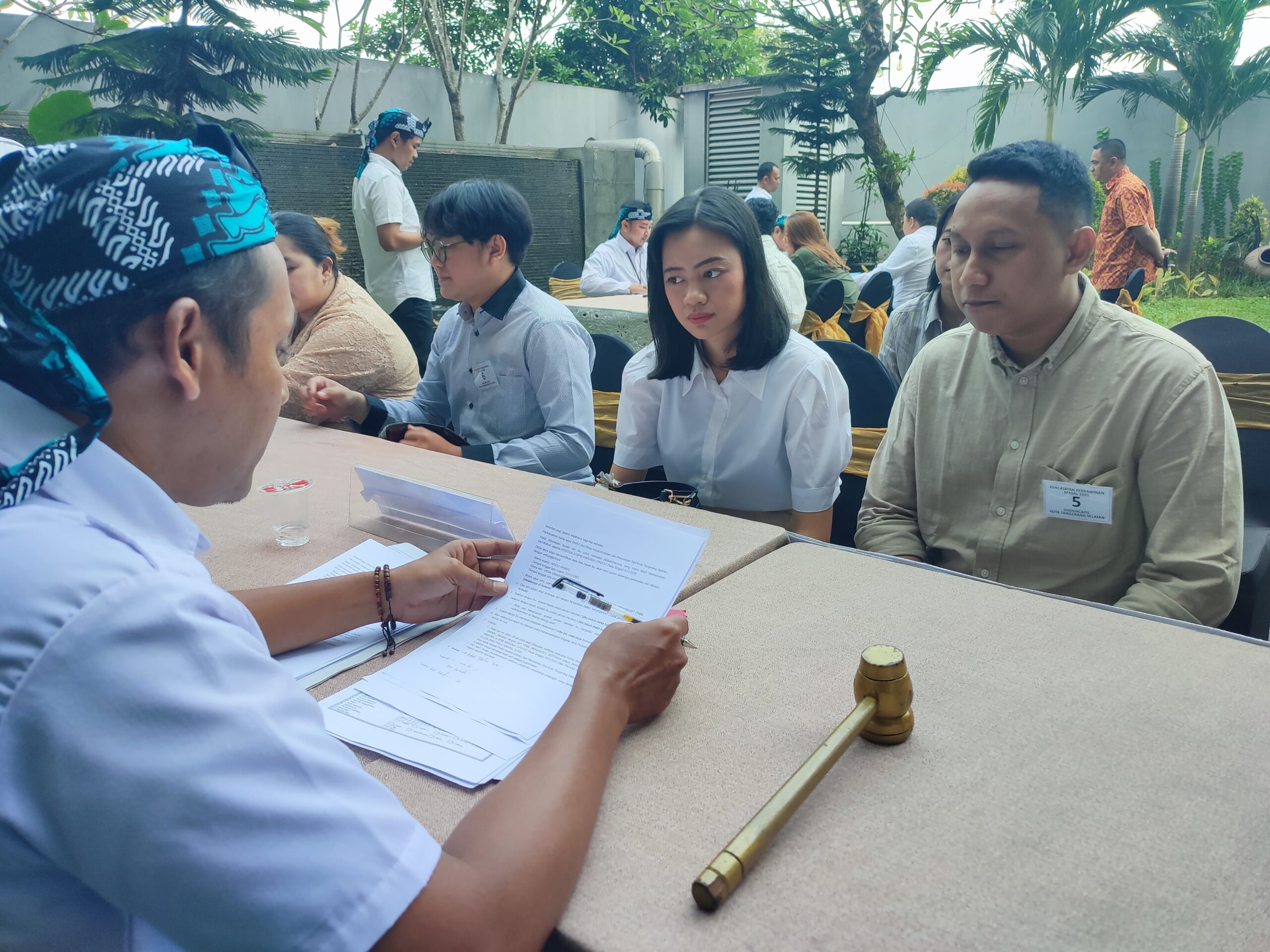 Disdukcapil Tangsel catat pernikahan 20 pasangan non-muslim. Langkah ini tegaskan pentingnya legalitas dan dokumen kependudukan.