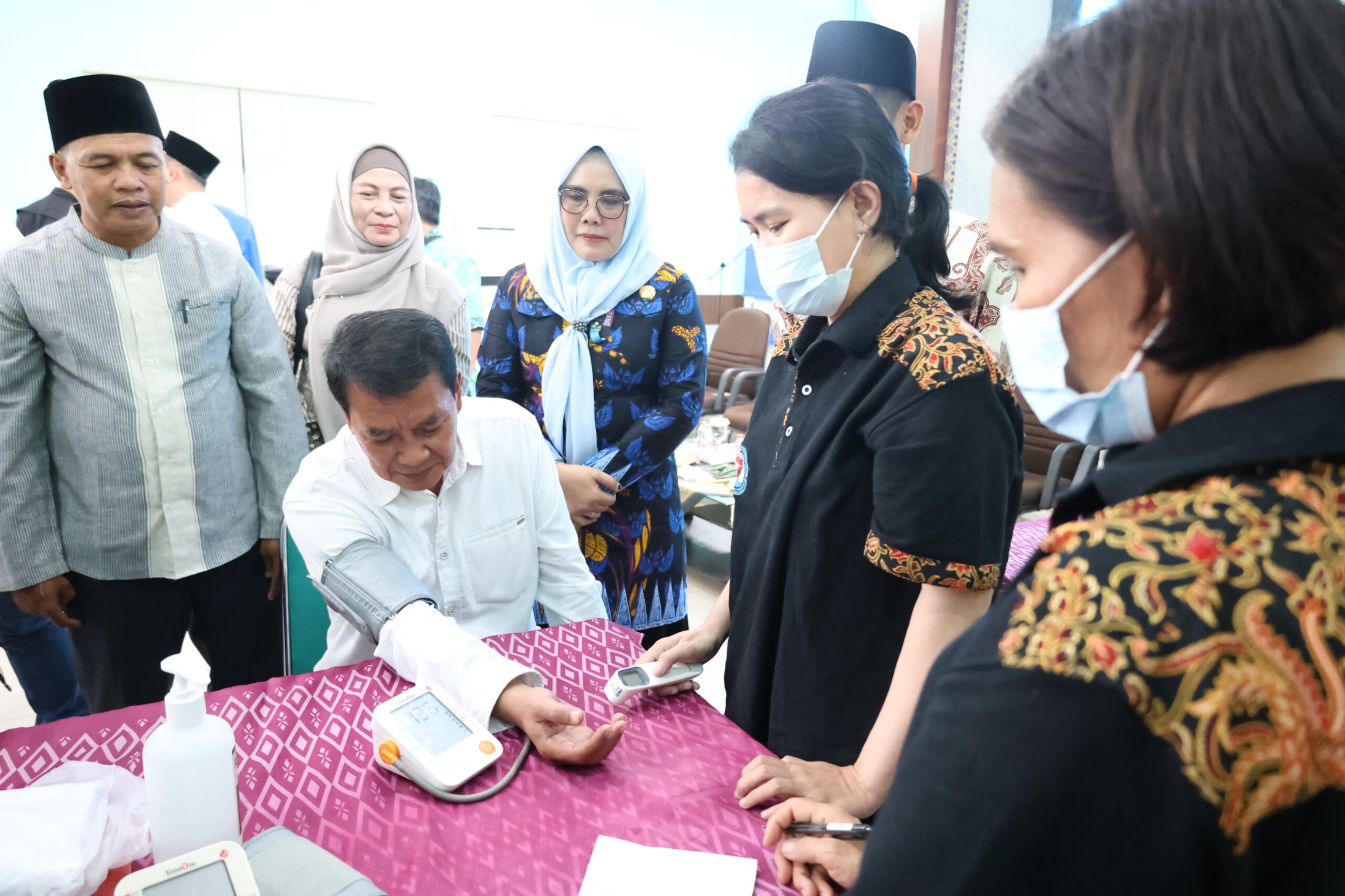 Bupati Tangerang hadiri bakti sosial di Sepatan Timur, sediakan layanan kesehatan gratis dan akses permodalan bagi warga.