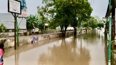 Hujan deras sejak Senin sore sebabkan banjir di 22 titik dan longsor di Tangsel. Ratusan warga terdampak, puluhan di antaranya mengungsi.