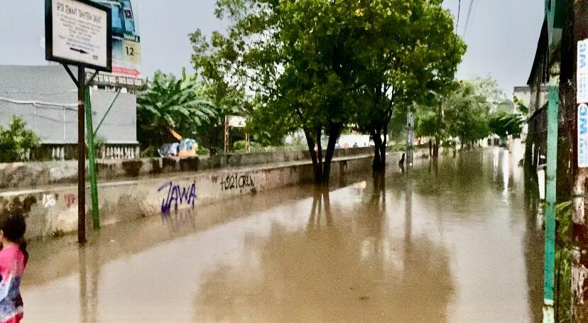 Hujan deras sejak Senin sore sebabkan banjir di 22 titik dan longsor di Tangsel. Ratusan warga terdampak, puluhan di antaranya mengungsi.