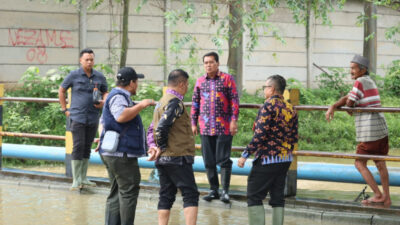 Bupati Tangerang tinjau genangan di Olek, Tigaraksa, soroti normalisasi saluran air dan imbau warga jaga kebersihan.