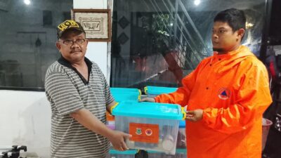 Petugas gabungan serahkan bantuan untuk warga terdampak genangan air akibat hujan deras di sejumlah wilayah Kota Tangerang Selatan.