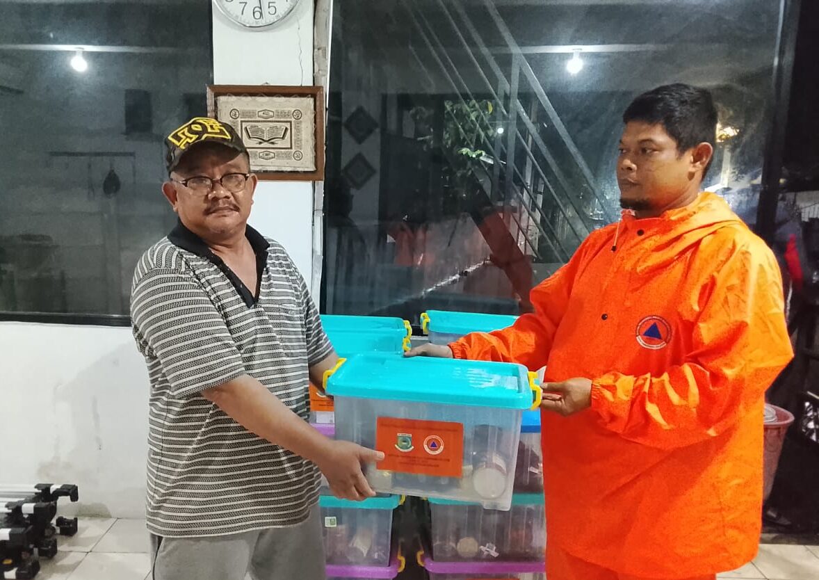 Petugas gabungan serahkan bantuan untuk warga terdampak genangan air akibat hujan deras di sejumlah wilayah Kota Tangerang Selatan.