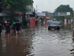 Hujan Deras Picu Banjir dan Longsor di Tangsel, Warga Dievakuasi