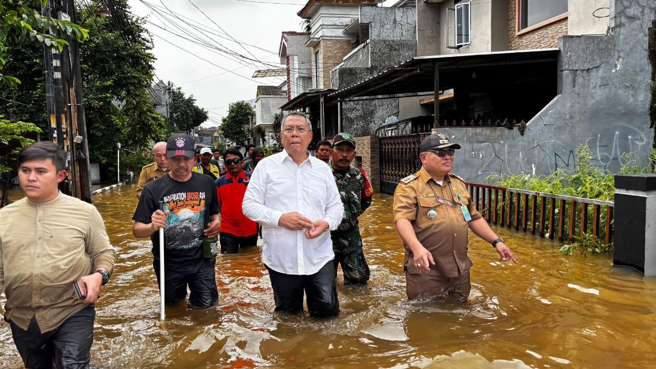 Banjir rendam Pondok Maharta, Tangsel. Wali Kota Benyamin Davnie turun ke lokasi, siapkan bantuan, dan antisipasi dampak kesehatan.