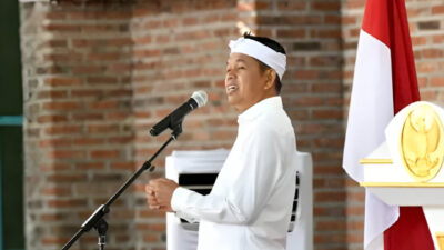 SK Gubernur Jabar larang study tour pelajar picu demo sopir bus dan pelaku wisata. Dedi Mulyadi tegaskan fokus pada efisiensi pendidikan.