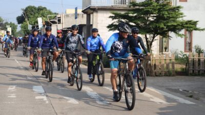 Polda Banten gelar Fun Bike dan bakti sosial di Kota Serang, dipimpin Kapolda Irjen Suyudi dan bagikan sembako untuk warga Banjarsari.