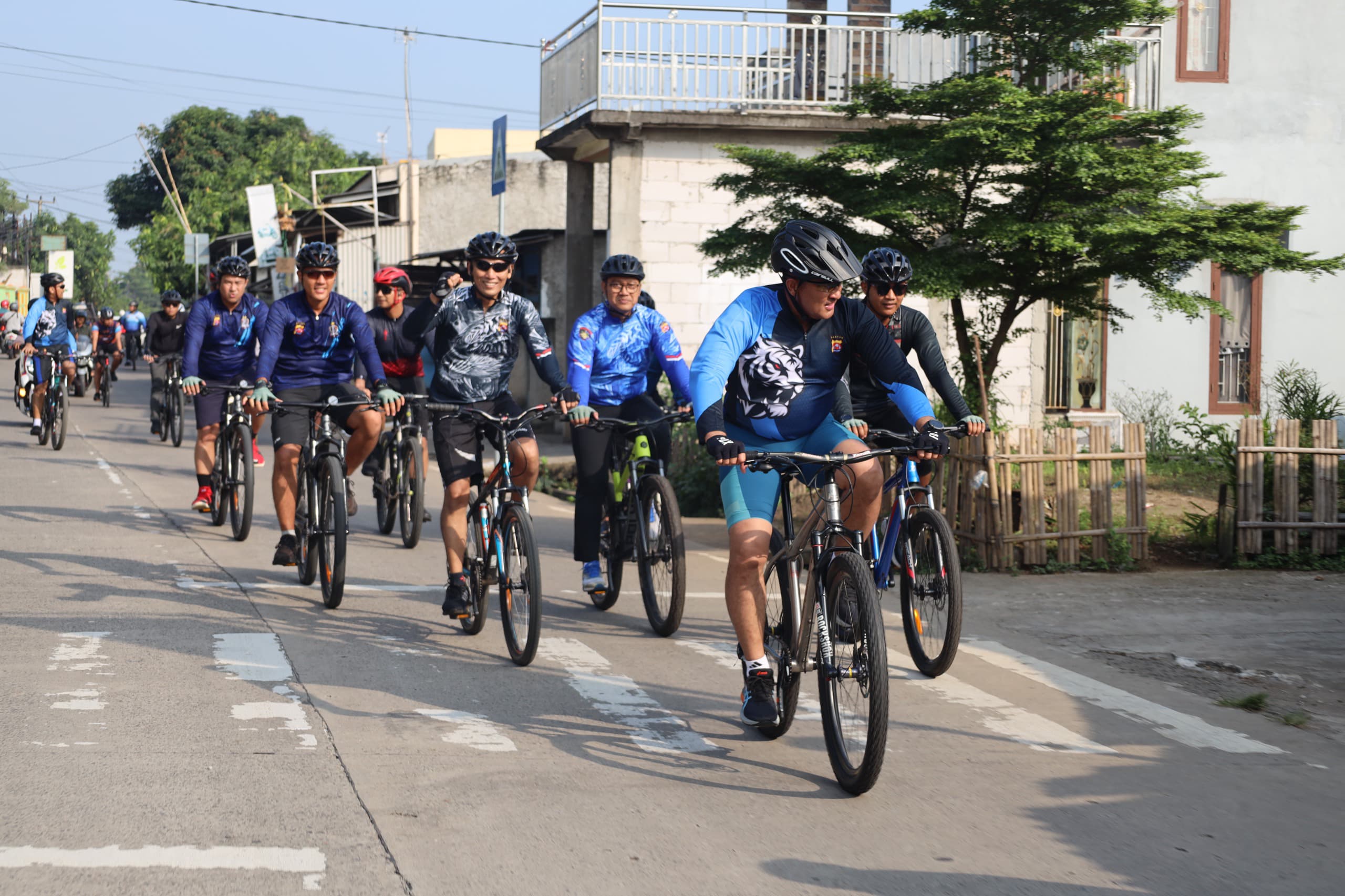 Sinergi dan Kepedulian: Polda Banten Ajak Warga Fun Bike Sekaligus Bakti Sosial