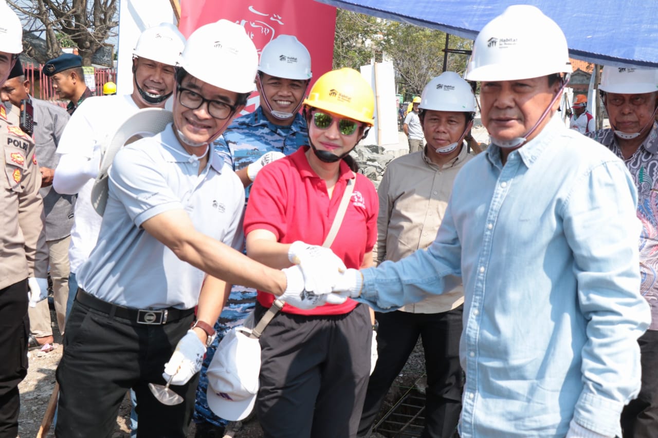 Bupati Tangerang resmikan pembangunan rumah layak huni di Tanjung Kait, kolaborasi dengan Prudential dan Habitat for Humanity Indonesia.