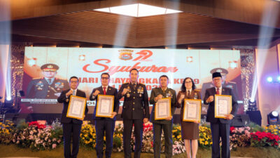 Gubernur Banten Andra Soni terima penghargaan dari Kapolda Banten atas kontribusi jaga keamanan dan ketertiban di wilayah hukum.