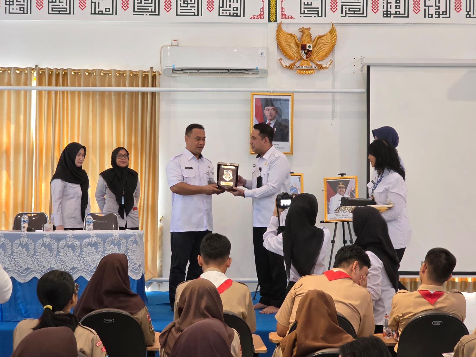 Imigrasi Jakarta Pusat kenalkan keimigrasian dan paspor kepada pelajar SMA lewat program Goes To School di Hari Anak Nasional 2025.