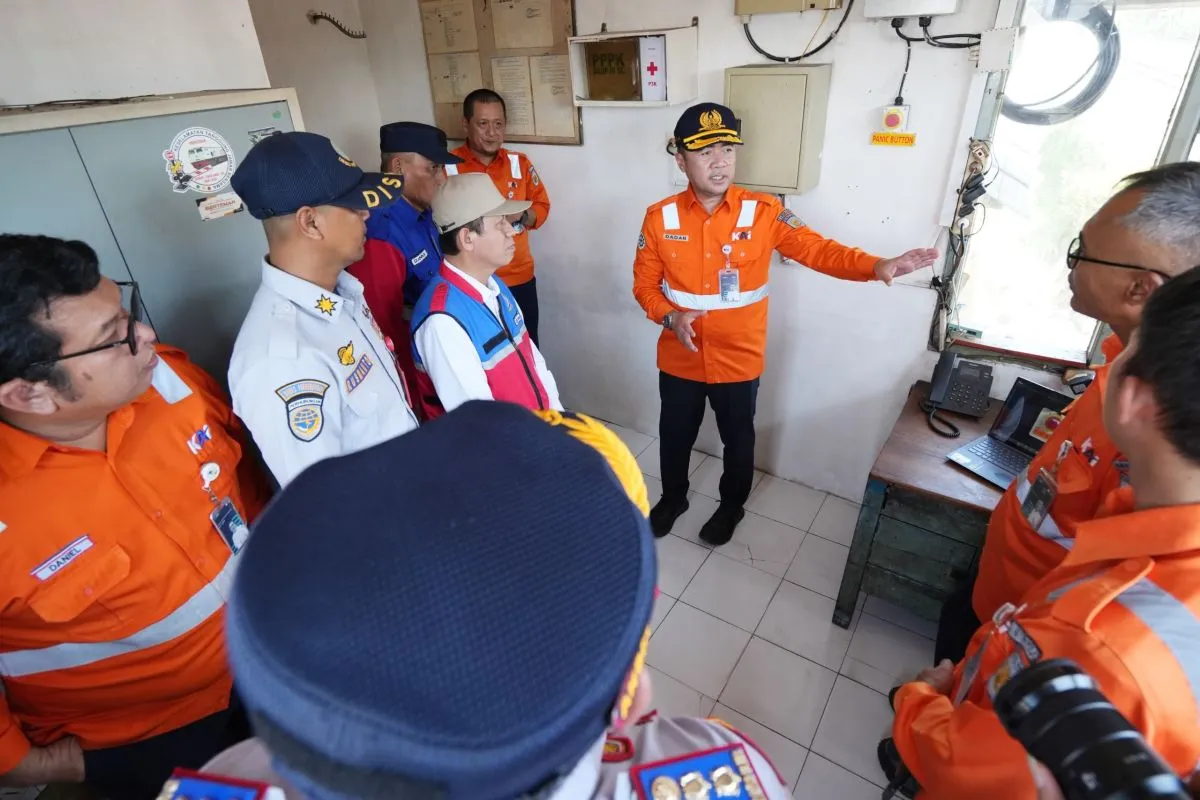 Upaya meningkatkan keselamatan perjalanan kereta api kembali dilakukan oleh PT Kereta Api Indonesia (Persero). KAI bekerja sama dengan Direktorat Jenderal Perkeretaapian (DJKA) Kementerian Perhubungan dan Dinas Perhubungan Kota Semarang telah melakukan uji coba sistem panic button di Perlintasan Sebidang Jalan Madukoro (JPL Nomor 6), Semarang. Kamis (16/07/2025).