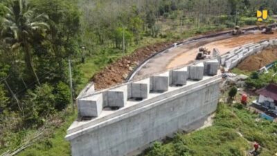 Kementerian Pekerjaan Umum (PU) membangun jalan layang (flyover) Gelumbang. Hal tersbut bertujuan memperlancar konektivitas Jalan Linta Pelembang-Prabumulih.