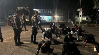 Polda Banten amankan 24 remaja pria di KP3B Serang karena nongkrong tanpa tujuan jelas. Polisi beri pembinaan langsung di lokasi.