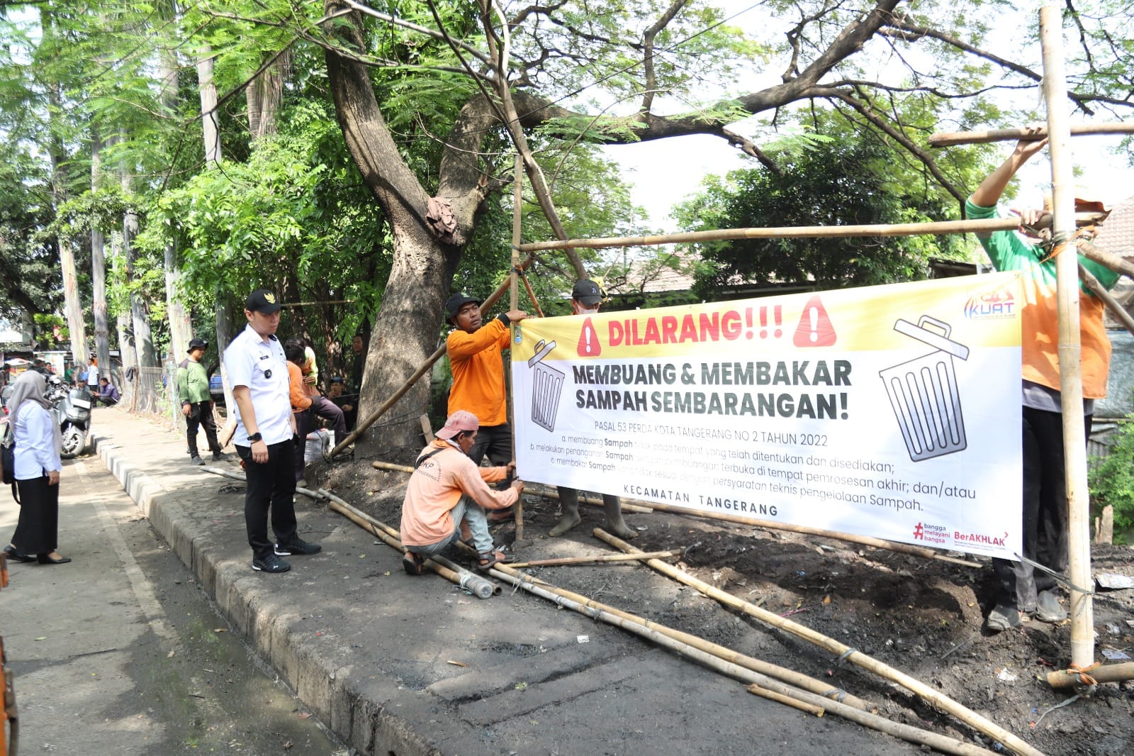 Pemkot Tangerang tutup TPS liar di Sukasari, pasang spanduk larangan buang sampah sembarangan demi wujudkan kota bersih dan tertib.