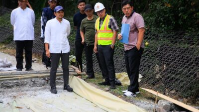 Pemkot Tangsel betonisasi jalan Griya Loka BSD sepanjang 4,2 km. Proyek Rp12 miliar ini ditinjau langsung oleh Wakil Wali Kota Pilar Saga.