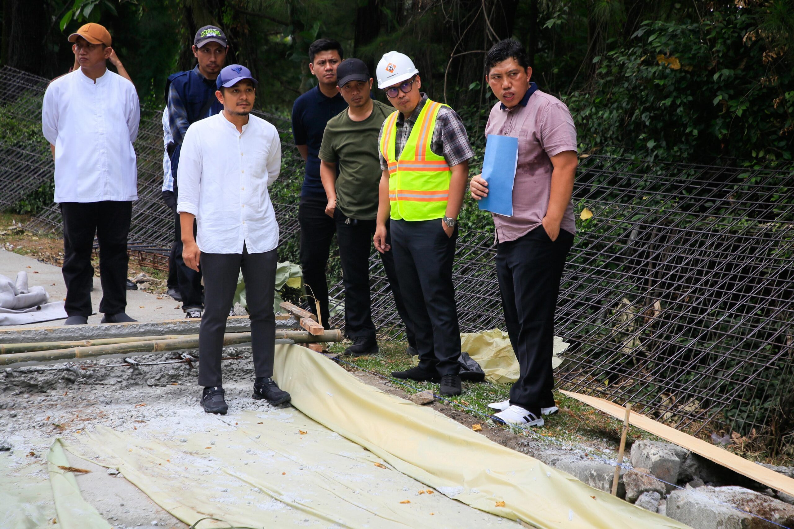 Pemkot Tangsel betonisasi jalan Griya Loka BSD sepanjang 4,2 km. Proyek Rp12 miliar ini ditinjau langsung oleh Wakil Wali Kota Pilar Saga.