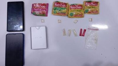 Polda Banten ungkap kasus peredaran sabu di Kota Serang. Dua pelaku ditangkap, barang bukti disimpan dalam kemasan minuman instan Nutrisari.