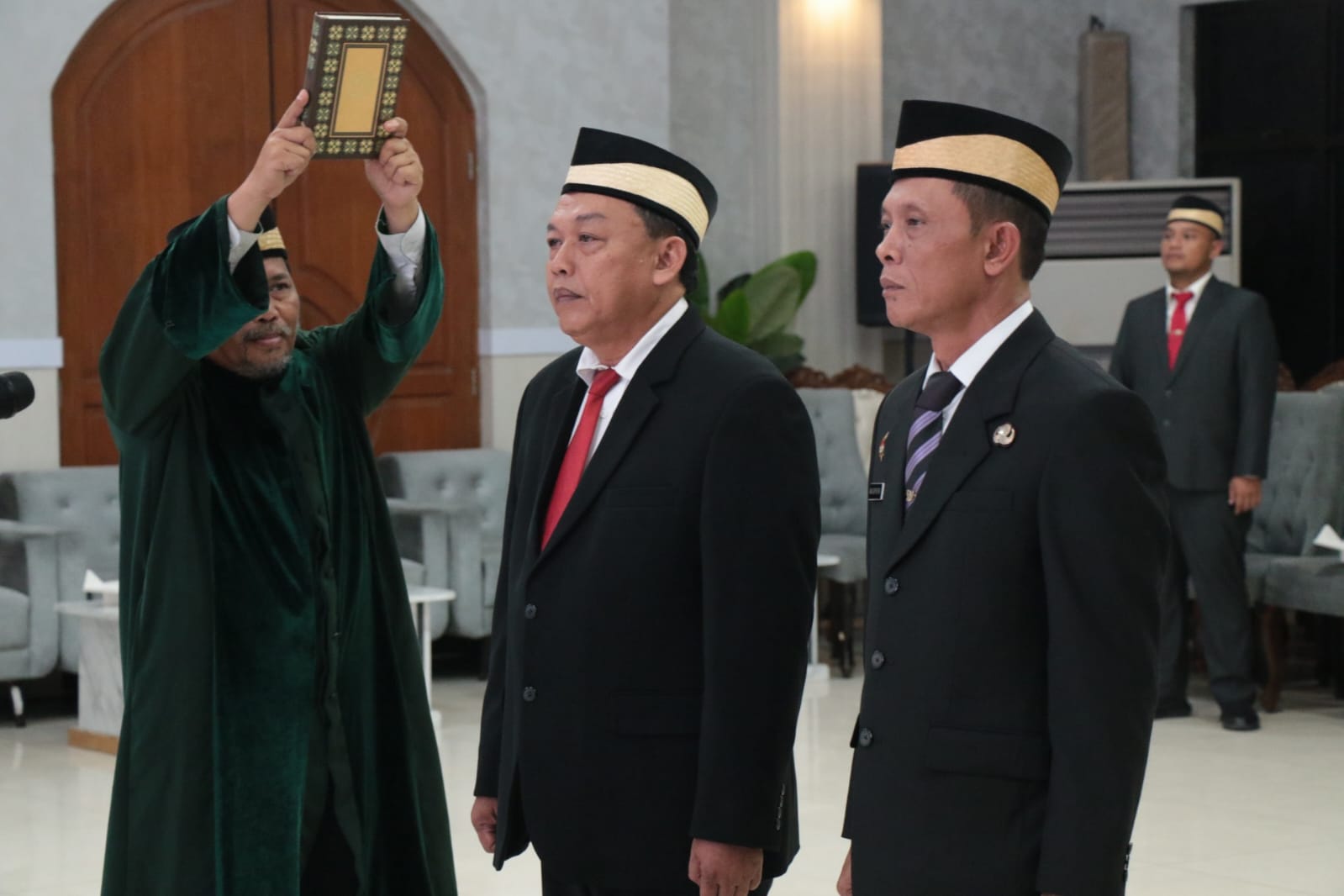 Bupati Tangerang lantik 15 pejabat eselon II, dorong ASN berinovasi, bersinergi, dan tingkatkan pelayanan publik yang berkualitas.