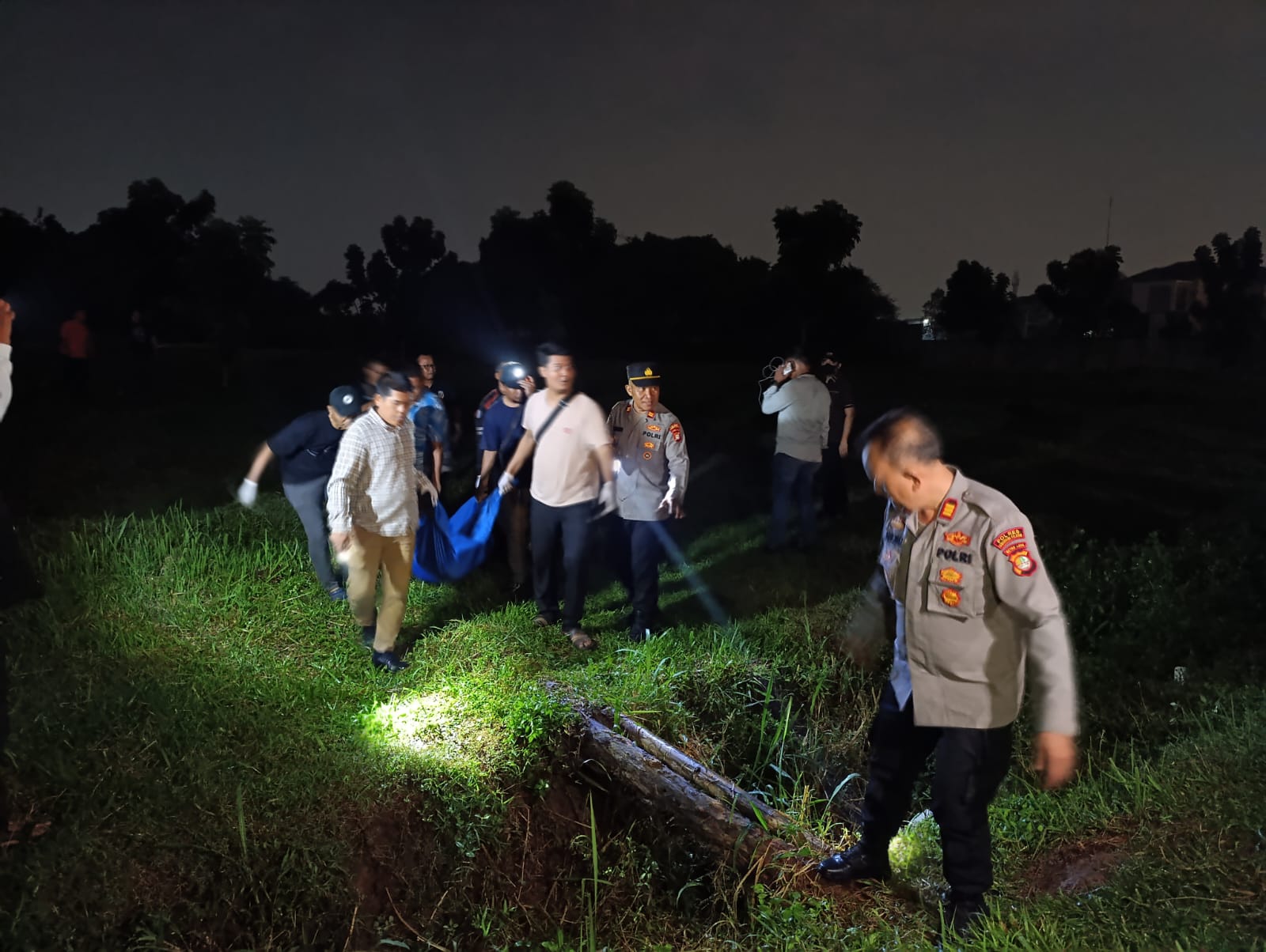 Pria ditemukan tewas dengan luka gorok di lahan kosong Bintaro Jaya, Tangsel. Polisi selidiki dugaan pembunuhan yang menggegerkan warga.