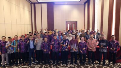 Bupati Tangerang buka seminar pendidikan karakter, tegaskan peran guru, perluasan sekolah gratis, dan pembangunan infrastruktur.