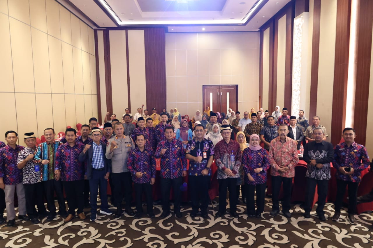 Bupati Tangerang buka seminar pendidikan karakter, tegaskan peran guru, perluasan sekolah gratis, dan pembangunan infrastruktur.