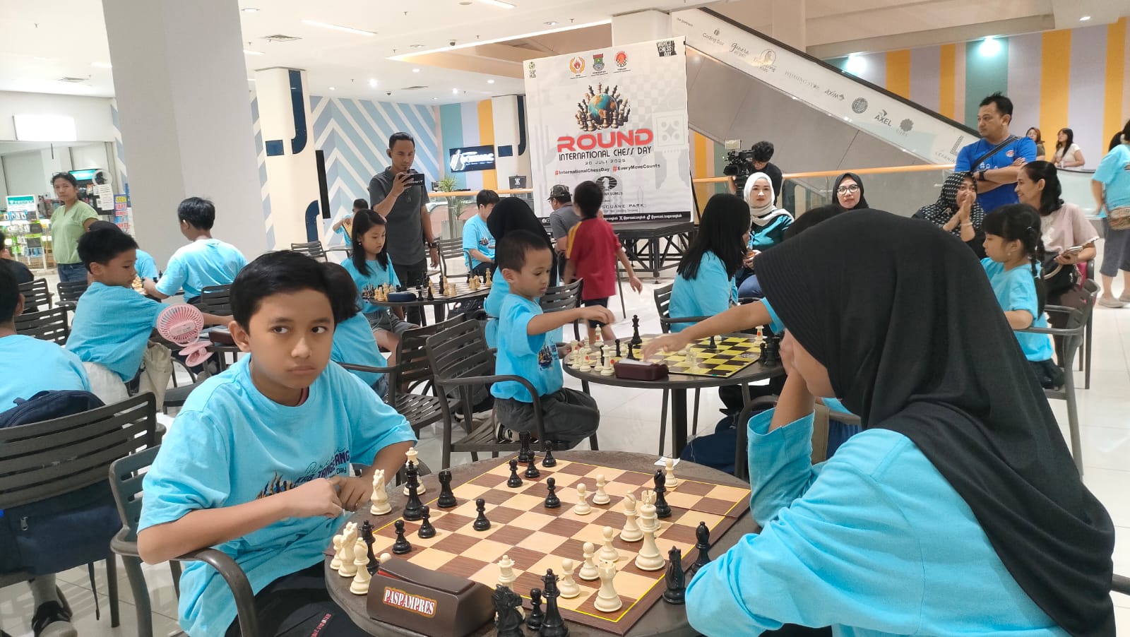Puluhan peserta dari berbagai usia ikut meramaikan Hari Catur Internasional di Gading Serpong yang digelar oleh Percasi Kabupaten Tangerang.