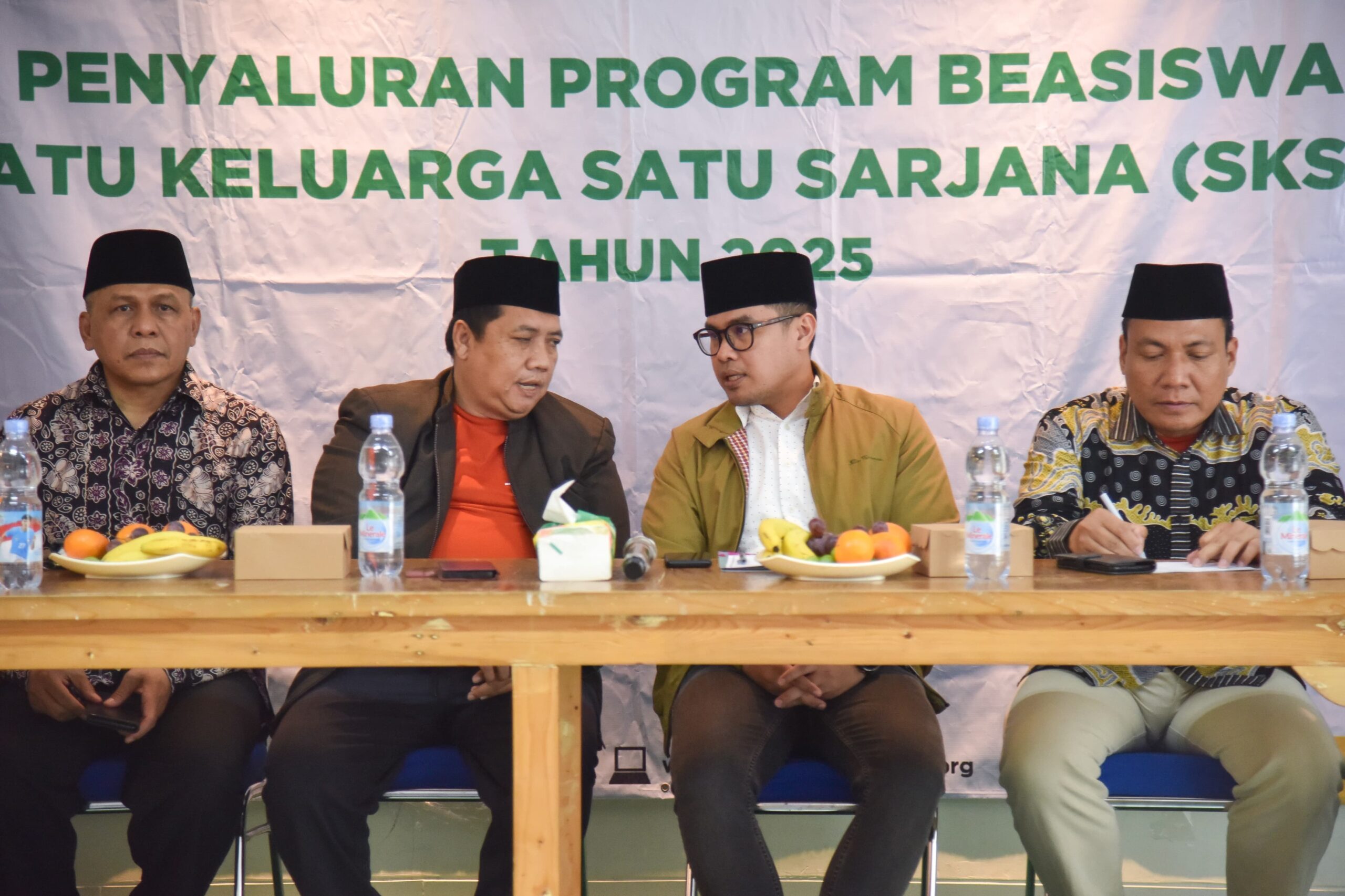 Pemkot Tangsel dan Baznas salurkan beasiswa SKSS kepada 35 hafidz Al-Qur’an sebagai wujud dukungan pendidikan religius di Tangsel.