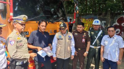 Pemkot Tangsel bersama TNI, Polri, dan Kejaksaan gelar razia truk overload. Pelanggar terancam tilang, blacklist, hingga pencabutan izin.