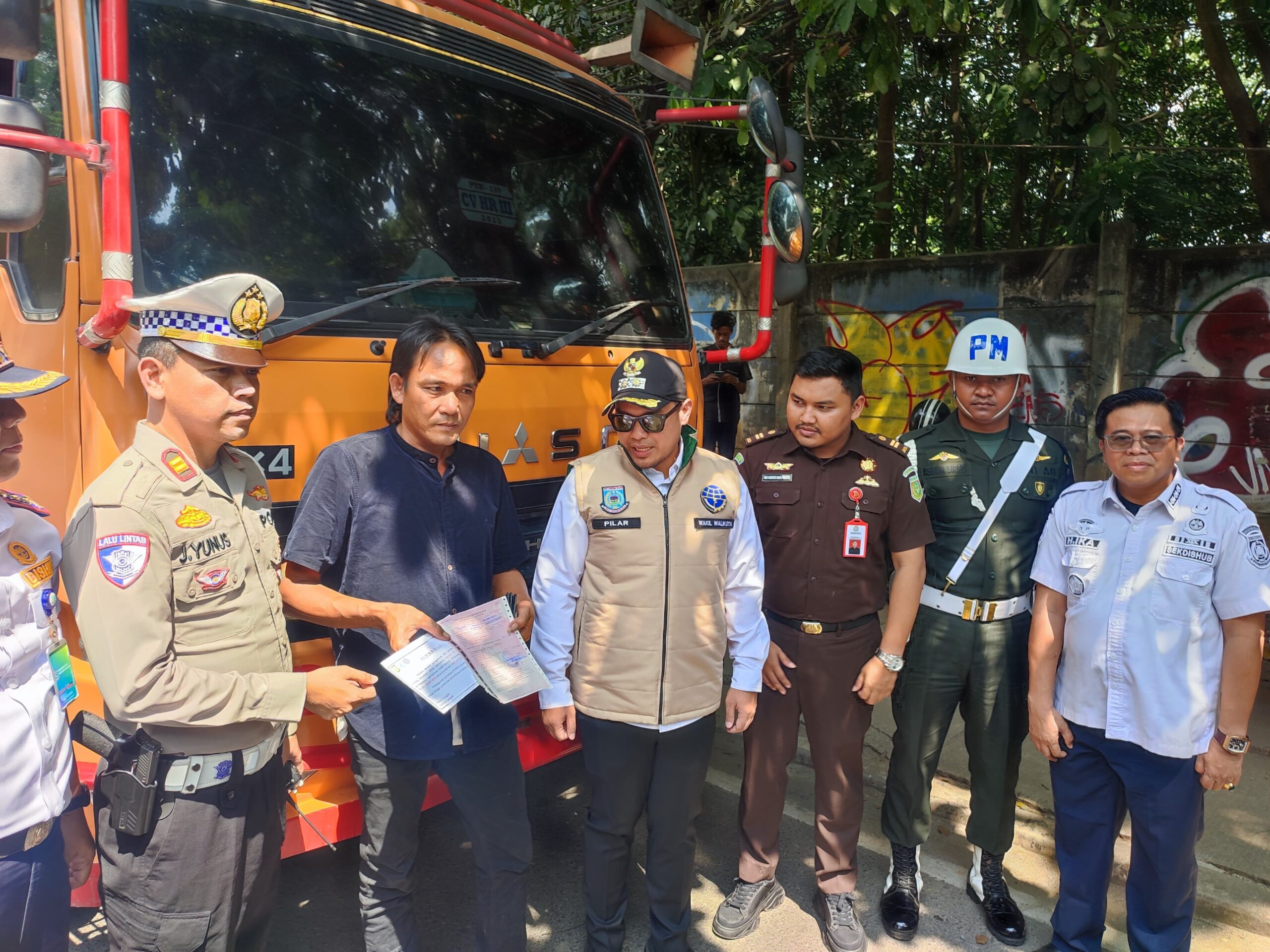 Pemkot Tangsel bersama TNI, Polri, dan Kejaksaan gelar razia truk overload. Pelanggar terancam tilang, blacklist, hingga pencabutan izin.