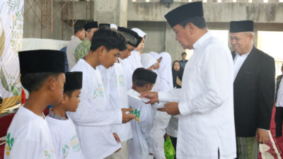 Bupati Tangerang serahkan santunan kepada anak yatim dalam acara Baznas dan pengajian akbar di Masjid Raya Raudhatul Jannah, Pagedangan.
