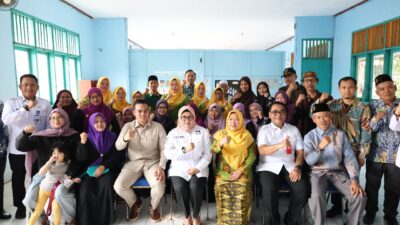 Wabup Tangerang Intan Nurul Hikmah tinjau MPLS dan sekolah swasta gratis di Kelapa Dua, didampingi Kadisdik dan anggota DPRD.