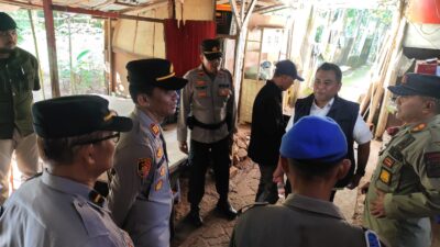 Petugas gabungan tertibkan bangunan liar di Kampung Ranca Saga, Tangsel, yang diduga digunakan untuk praktik prostitusi dan melanggar aturan.