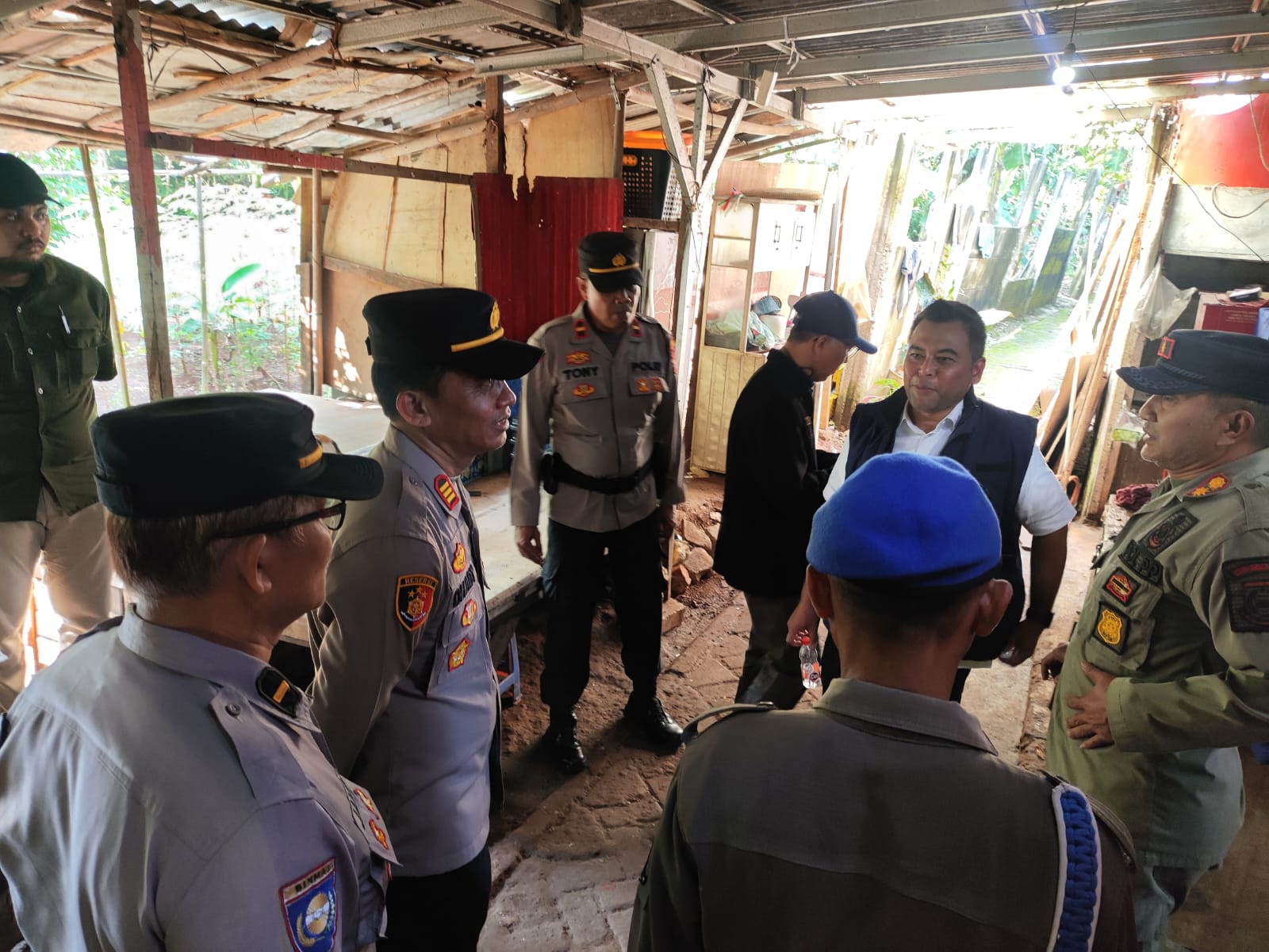 Petugas gabungan tertibkan bangunan liar di Kampung Ranca Saga, Tangsel, yang diduga digunakan untuk praktik prostitusi dan melanggar aturan.