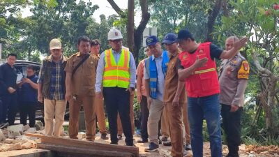 Wakil Wali Kota Tangsel Pilar Saga tinjau pembangunan turap di Serpong Utara, targetkan solusi permanen untuk atasi banjir.