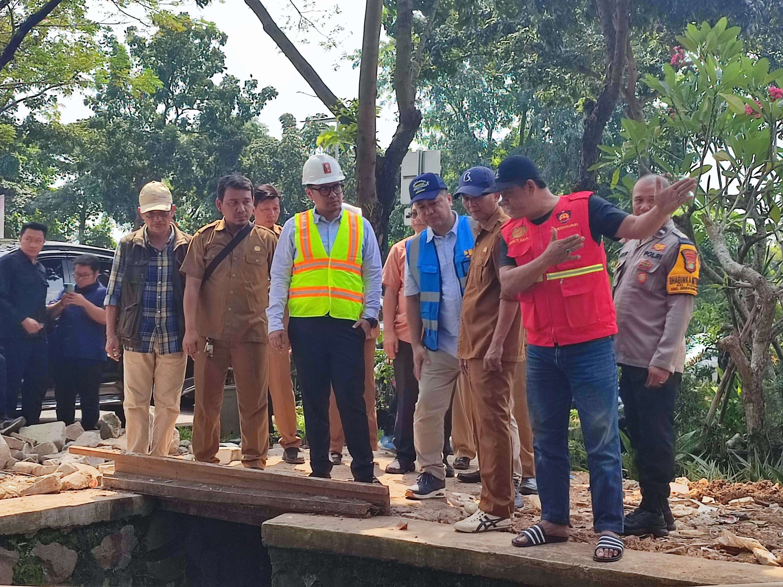 Tinjau Serpong Utara, Pilar Saga Tegaskan Pentingnya Penataan Sungai dan Turap Kokoh