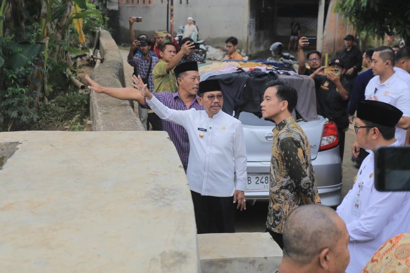 Wapres Gibran didampingi Wali Kota Tangerang meninjau lokasi banjir di Ciledug Indah dan berkomitmen membahas solusi di tingkat pusat.